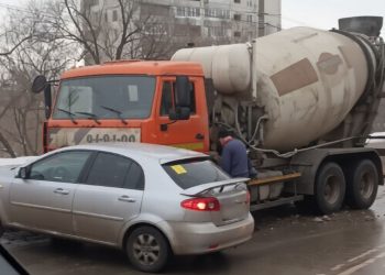 На Пушкарёва столкнулись Chevrolet и КамАЗ с бетономешалкой