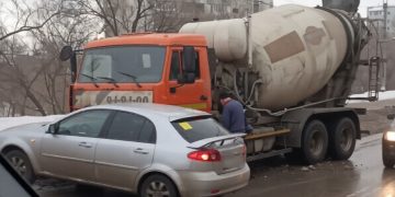 На Пушкарёва столкнулись Chevrolet и КамАЗ с бетономешалкой