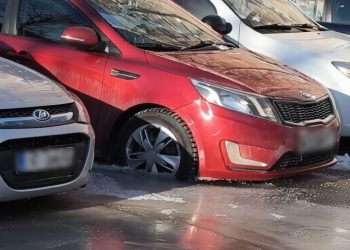 Из-за коммунальной аварии в Ульяновске машины вмёрзли в парковку