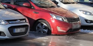 Из-за коммунальной аварии в Ульяновске машины вмёрзли в парковку