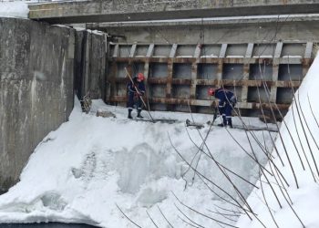 Ульяновские спасатели очистили второй затвор ишеевской плотины