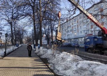 В центре Ульяновска обновляют уличную мебель: 10 скамеек установлены, ещё 10 — в работе