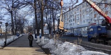 В центре Ульяновска обновляют уличную мебель: 10 скамеек установлены, ещё 10 — в работе