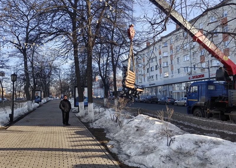 В центре Ульяновска обновляют уличную мебель: 10 скамеек установлены, ещё 10 — в работе