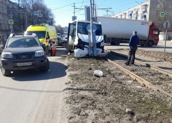 ДТП с маршруткой парализовало движение трамваев в Дальнем Засвияжье