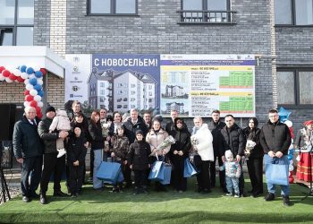 Губернатор приехал на чай: как семья механизатора из Языково отметила новоселье