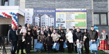 Губернатор приехал на чай: как семья механизатора из Языково отметила новоселье