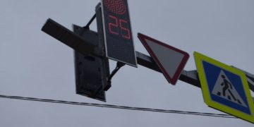 У парка Победы от короткого замыкания вышел из строя светофор