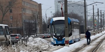 Снежная глыба перекрыла трамвайные пути на Московском шоссе в Ульяновске