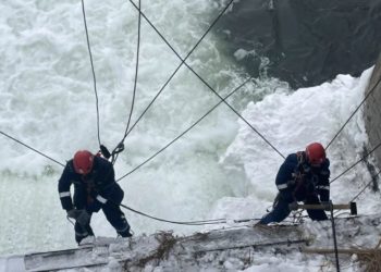 Ульяновские спасатели «распилили» лёд на плотине в Ишеевке