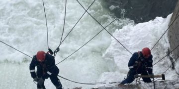 Ульяновские спасатели «распилили» лёд на плотине в Ишеевке