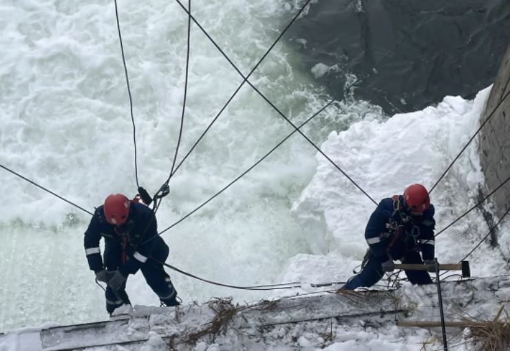 Ульяновские спасатели «распилили» лёд на плотине в Ишеевке