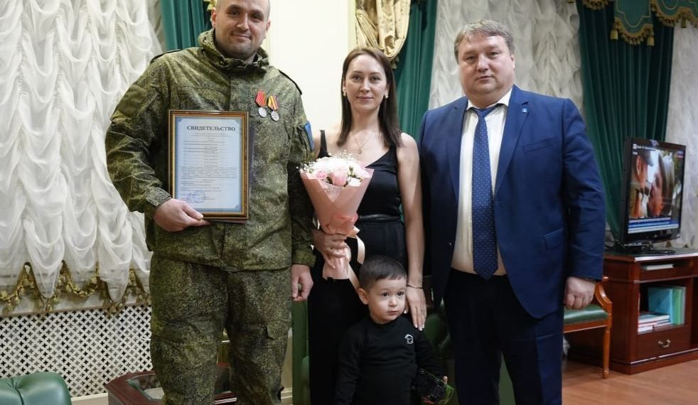 Мэр Ульяновска вручил жилищный сертификат семье участника СВО