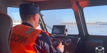 Ульяновские спасатели эвакуировали больного рыбака со льда в районе Президентского моста