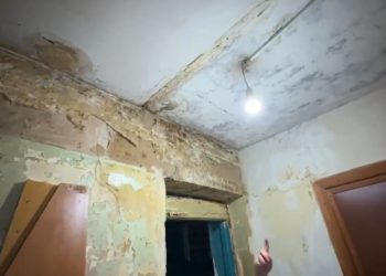 В Ульяновске семью восьмые сутки заливает с потолка, и им никто не помогает