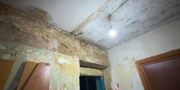 В Ульяновске семью восьмые сутки заливает с потолка, и им никто не помогает