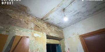 В Ульяновске семью восьмые сутки заливает с потолка, и им никто не помогает