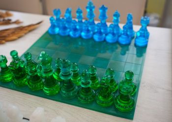 В димитровградской колонии делают шахматы, похожие на драгоценности