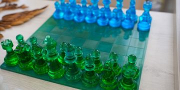 В димитровградской колонии делают шахматы, похожие на драгоценности