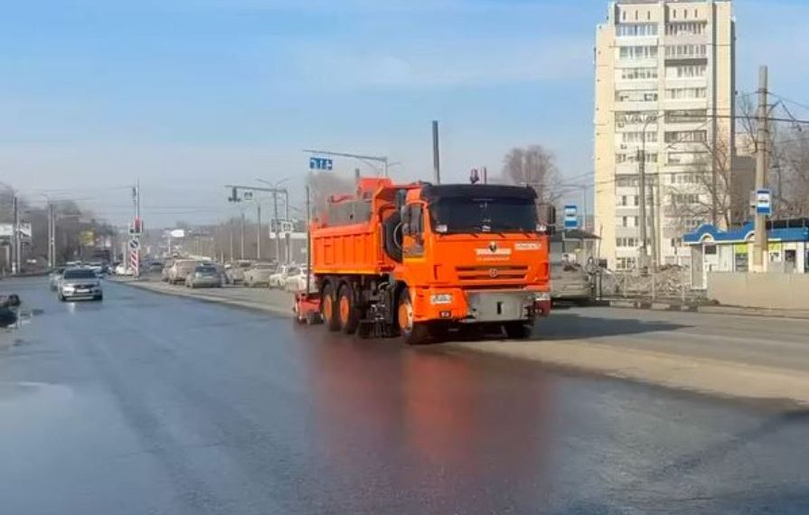 20 марта на улицы Ульяновска вышел дорожный пылесос
