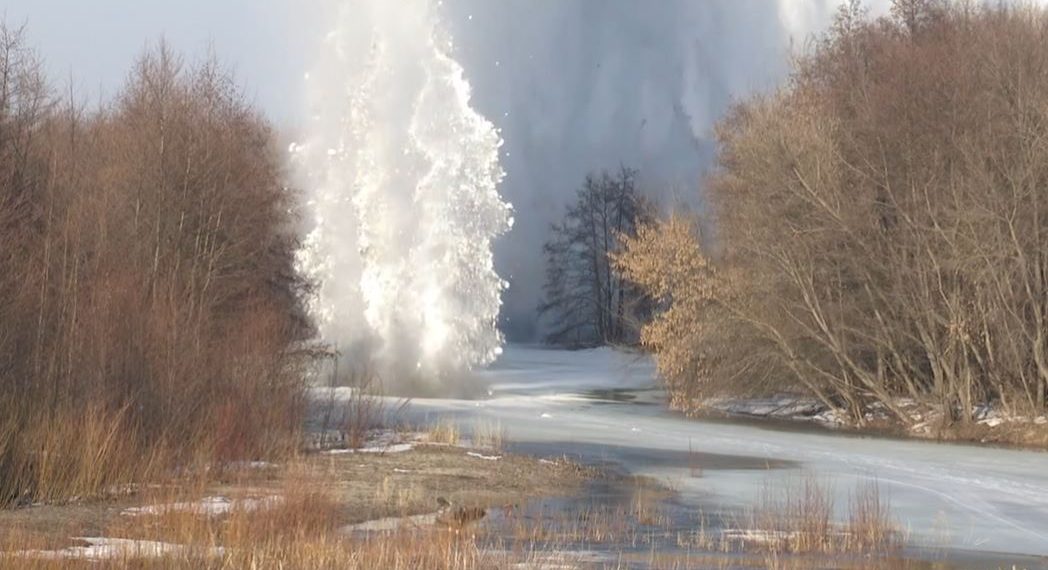 Как взрывали лёд на Сызранке: видео с места событий