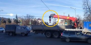 Погрузчик задел провода: в центре Ульяновска встали трамваи