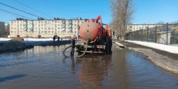 115 машин и 180 рабочих в Ульяновске чистили улицы, латали ямы и мыли памятники