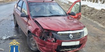 На трассе под Ульяновском столкнулись «Мицубиси» и «Рено»: пострадала женщина