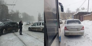 На Радищева встали трамваи из-за ДТП и парковщика