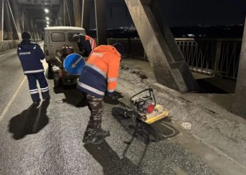 Ночью Императорский мост в Ульяновске латали холодным асфальтом