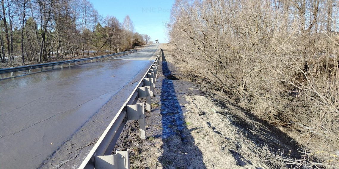 В Инзенском районе Ульяновской области подтопило участок дороги