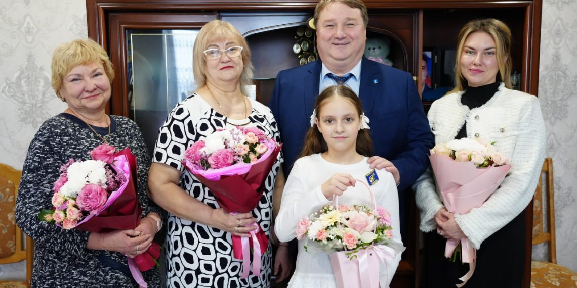 Ульяновский мэр 8 марта навестил семью погибшего героя Видади Мамиева