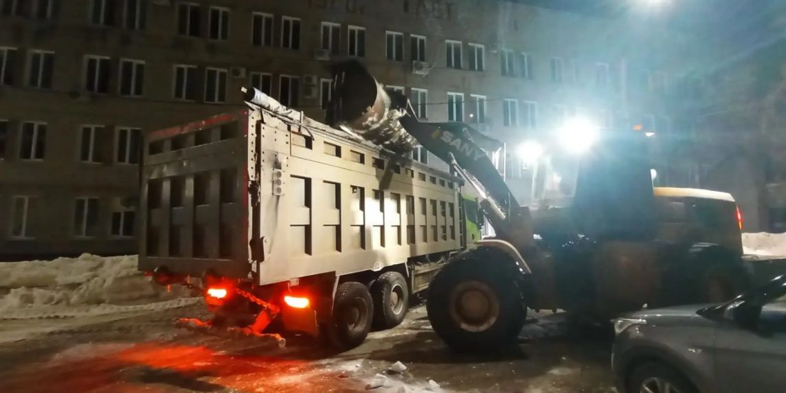 На выходных в Ульяновске латали дороги и чистили снег