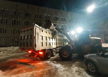 На выходных в Ульяновске латали дороги и чистили снег