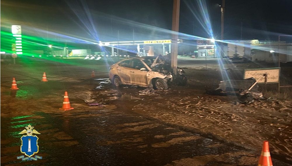 Ночью под Ульяновском Hyundai Solaris влетел в опору ЛЭП