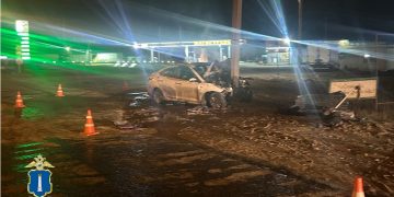 Ночью под Ульяновском Hyundai Solaris влетел в опору ЛЭП