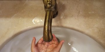 В Радищевском районе из-за утечки на сетях отключили насосную станцию, без воды — 1300 человек