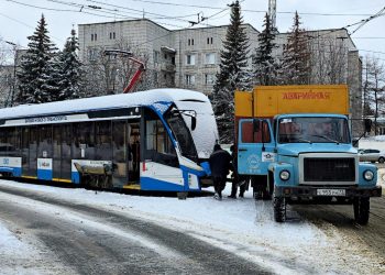 У трамвая «Львёнок» лопнул бандаж на Верхнеполевой в Ульяновске