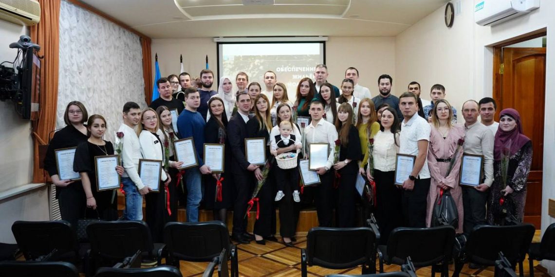 26 молодых семей Ульяновска получили жилищные сертификаты из рук мэра