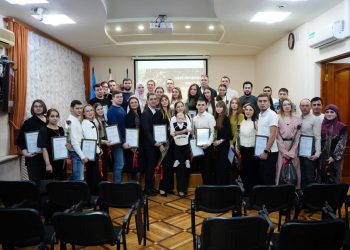 26 молодых семей Ульяновска получили жилищные сертификаты из рук мэра