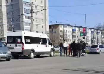 В Ульяновске маршрутка проехала на красный свет и сбила девушку на «зебре»