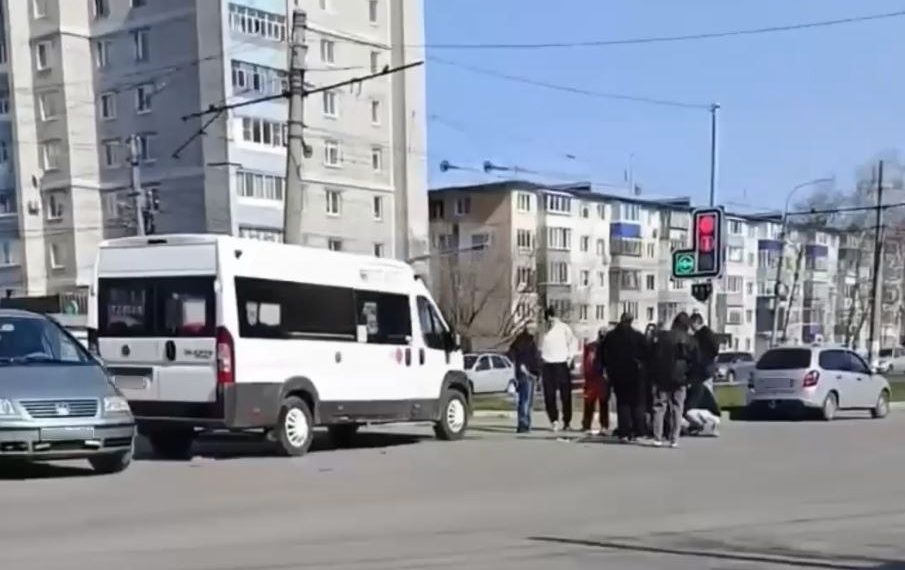 В Ульяновске маршрутка проехала на красный свет и сбила девушку на «зебре»