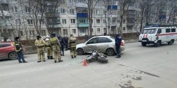 В Ульяновске 19-летний мотоциклист опрокинулся и врезался в «Гранту»