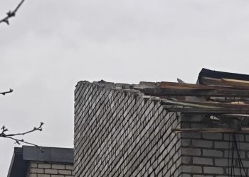 Ураганом сорвало крышу школы в Ульяновской области, детей перевели на дистант