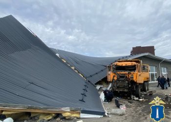 В Ульяновске бесправный водитель на «Шахмане» влетел в здание