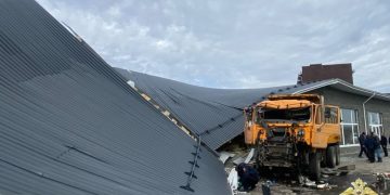 В Ульяновске бесправный водитель на «Шахмане» влетел в здание