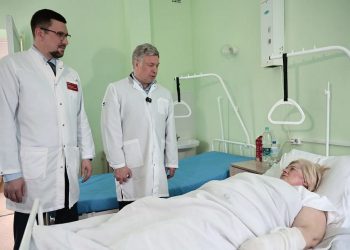 Губернатор Русских навестил пострадавших пассажиров поезда №302 в больнице