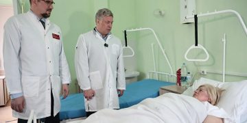 Губернатор Русских навестил пострадавших пассажиров поезда №302 в больнице