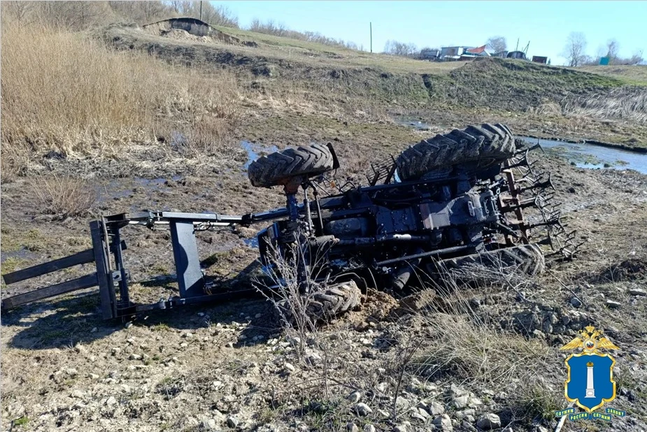В Цильнинском районе 19-летний разнорабочий угнал трактор и перевернулся в кювете