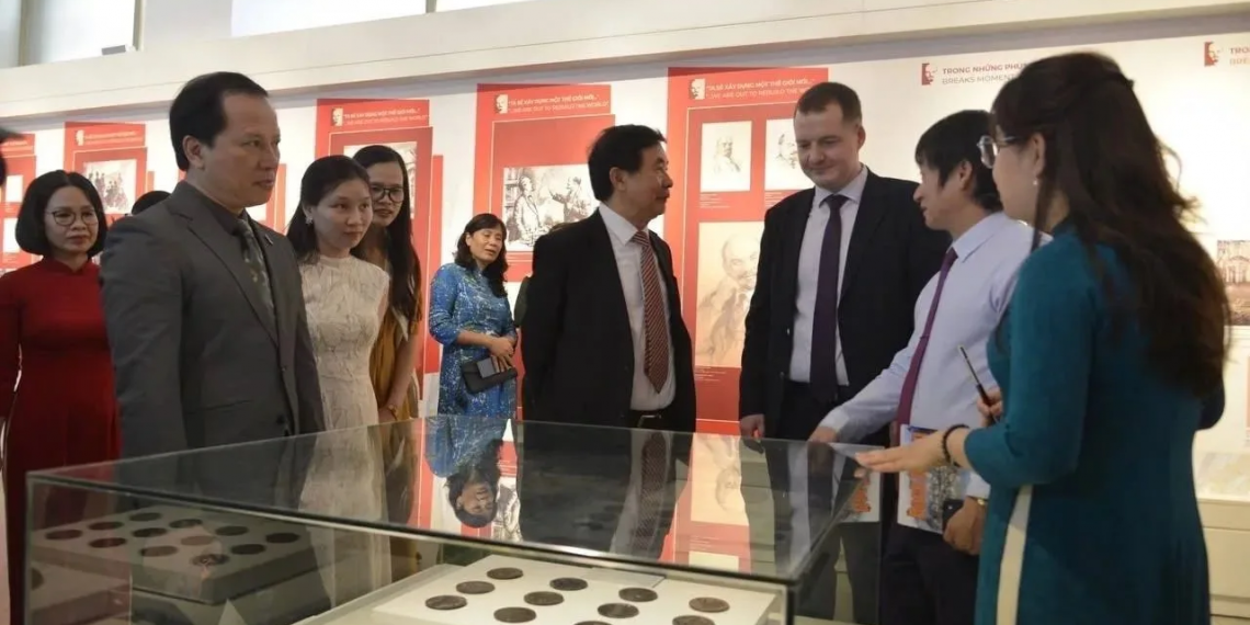 В Ханое открылась выставка «156 образов Владимира Ильича Ленина» при участии Ленинского мемориала